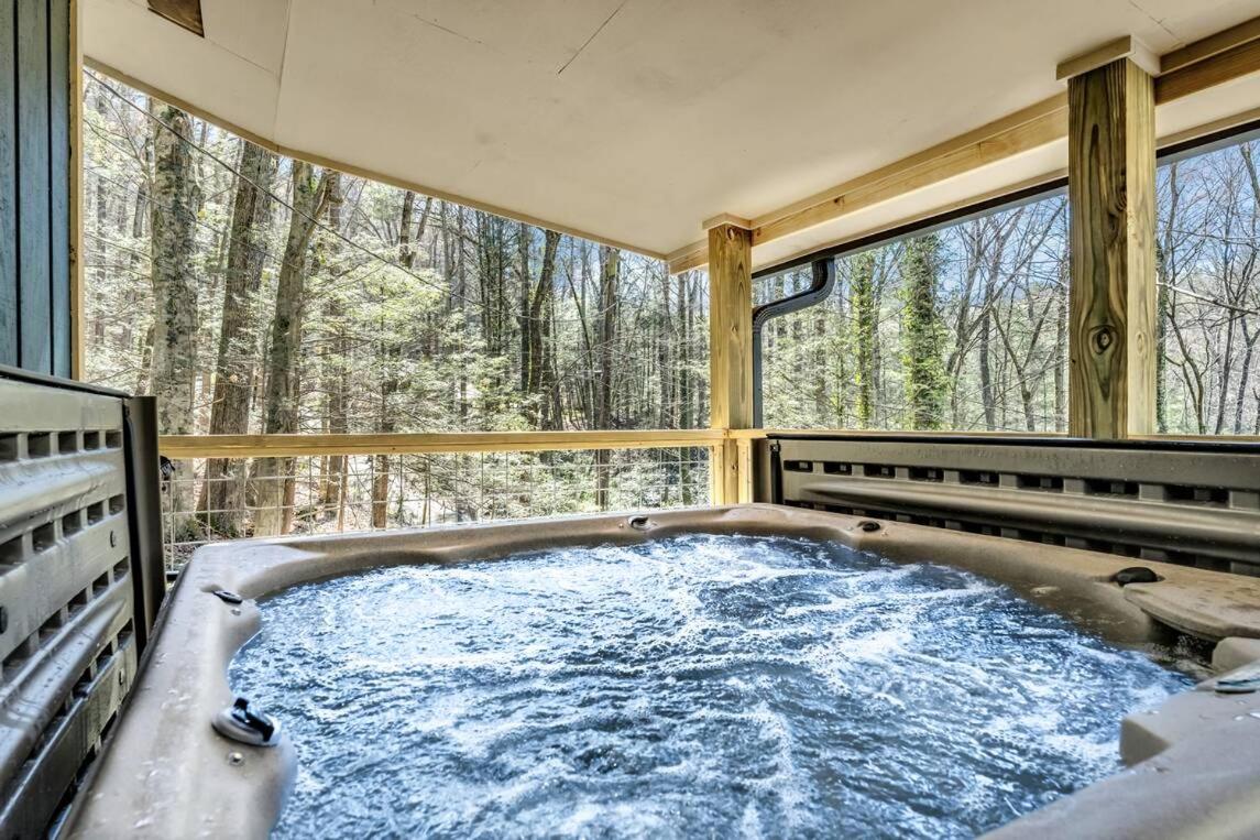 The Cozy Cove, Hot Tub, WIFI, 560 FREE tickets each paid day