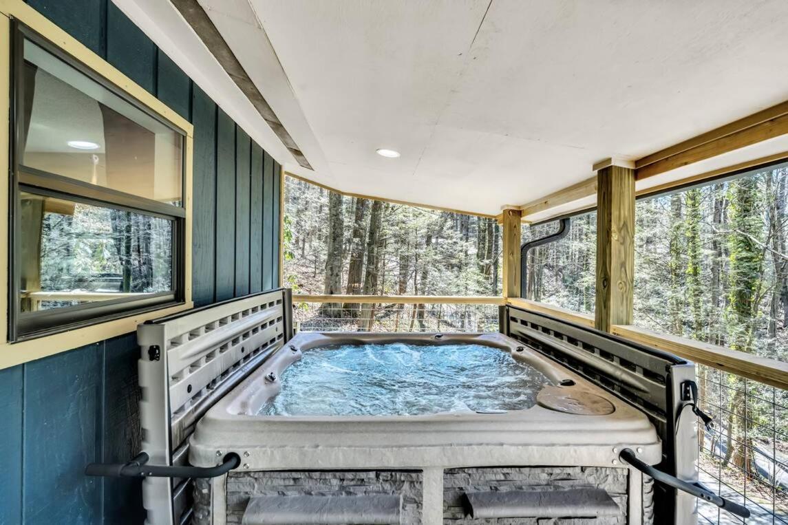 The Cozy Cove, Hot Tub, WIFI, 560 FREE tickets each paid day