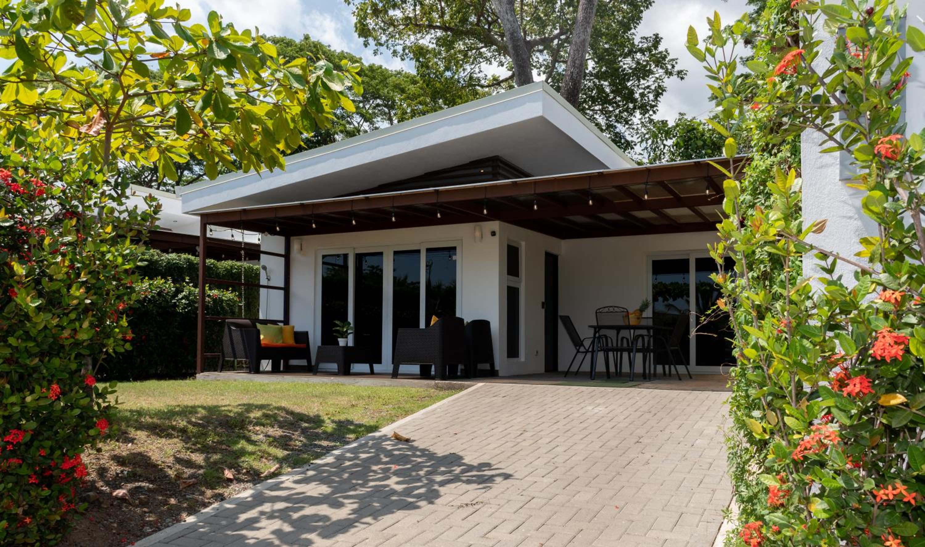 Jaco Lapa Living 3BR Home - Walk to Beach & Dining