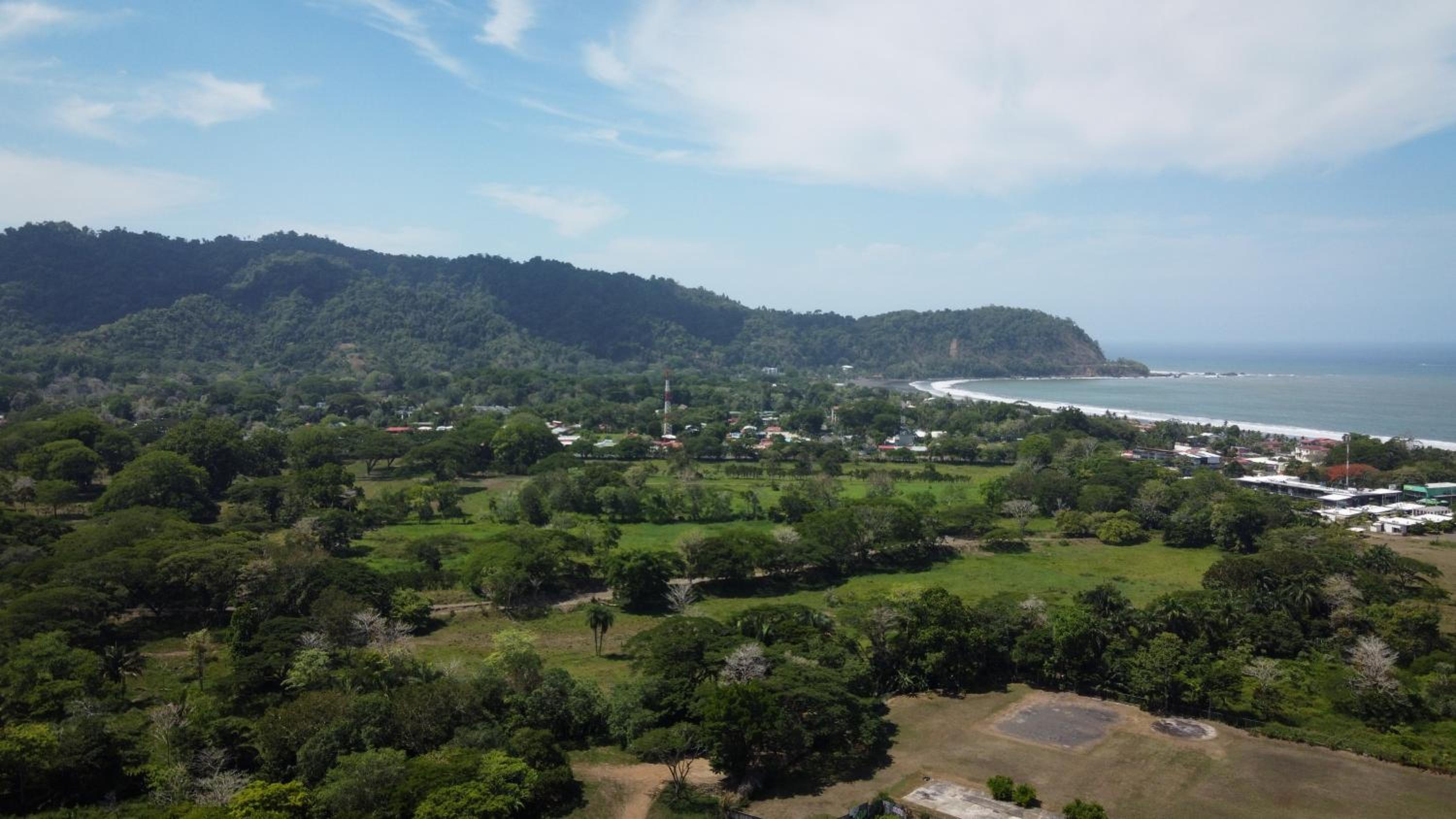 Jaco Lapa Living 3BR Home - Walk to Beach & Dining