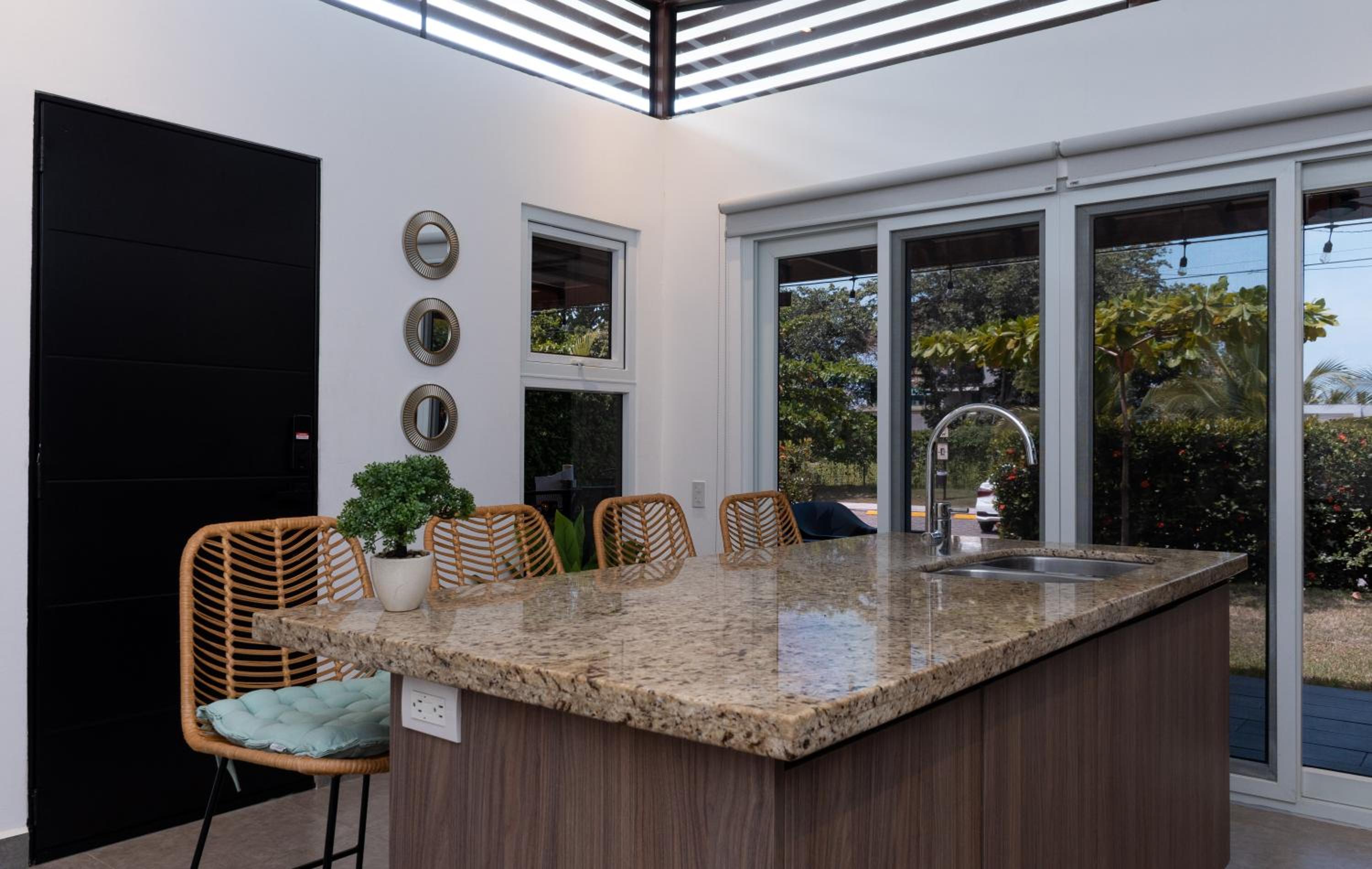 Jaco Lapa Living 3BR Home - Walk to Beach & Dining
