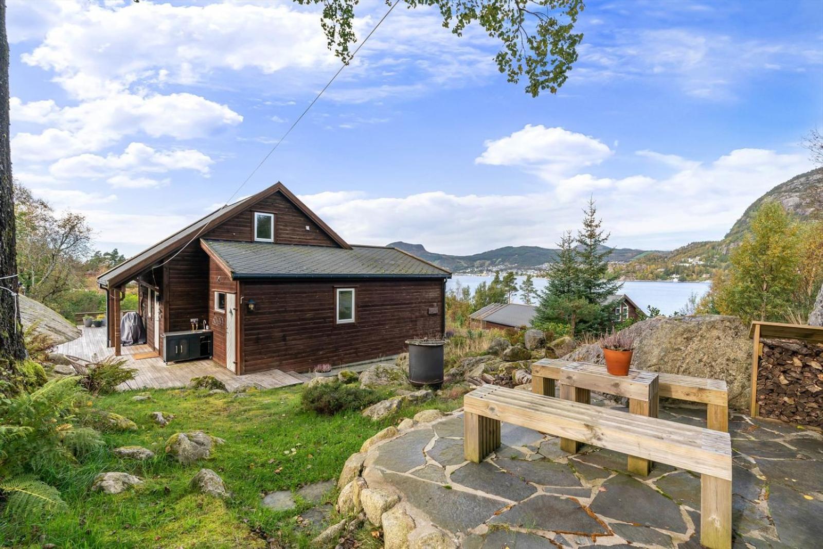 Hotel Charming house located by the fjord with the Pultpitrock within short distance - Image 1