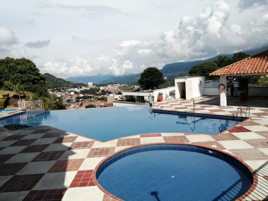 Espectacular vista panorámica de San Gil, aparta estudio con piscina y parqueadero
