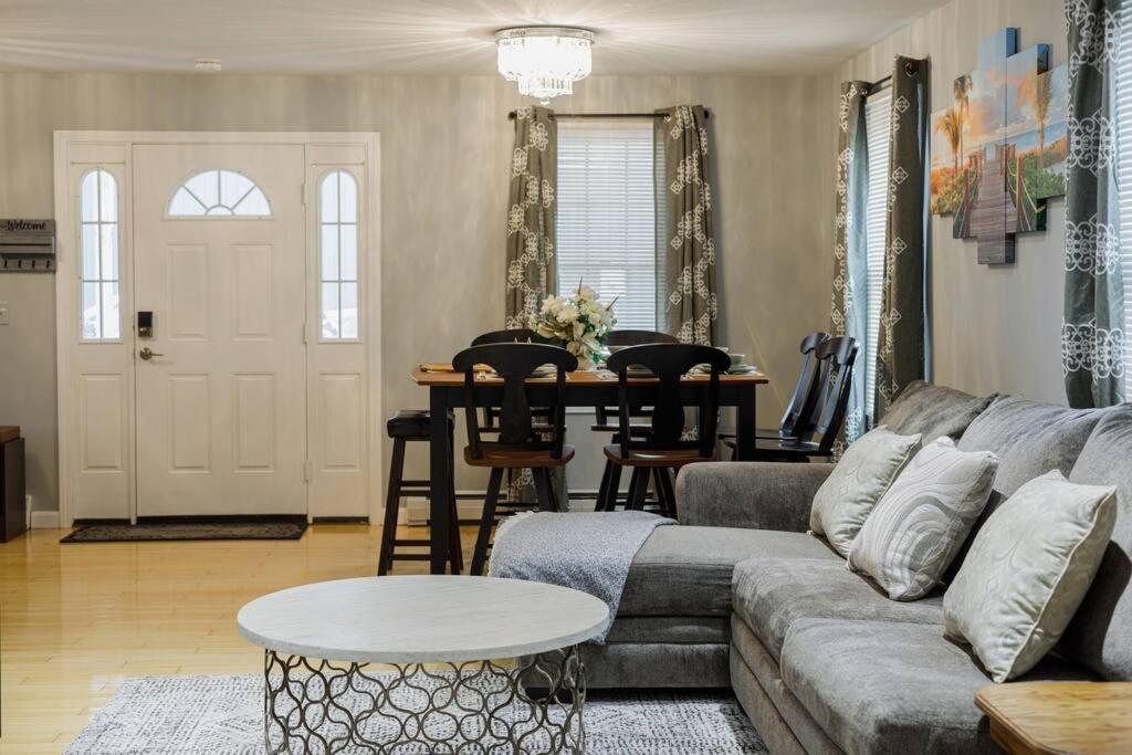Convenient Braintree Home - 3 Bedroom Sleeps 8
