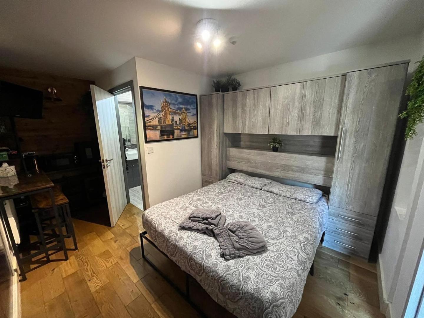 Two-Bedroom Cosy Country Lodge with Private Patio