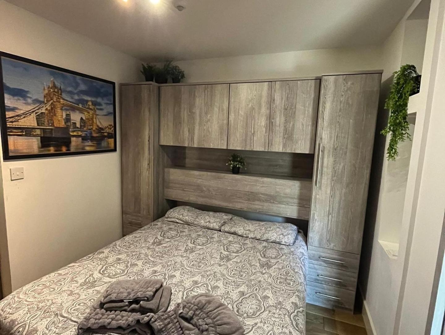 Two-Bedroom Cosy Country Lodge with Private Patio