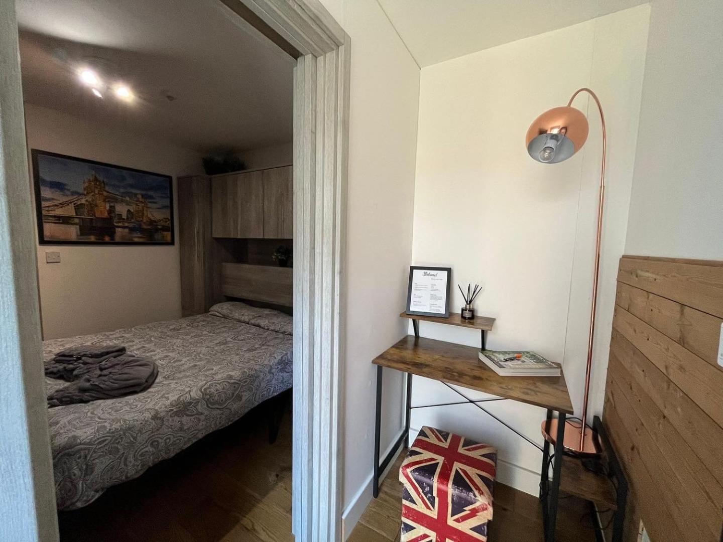 Two-Bedroom Cosy Country Lodge with Private Patio