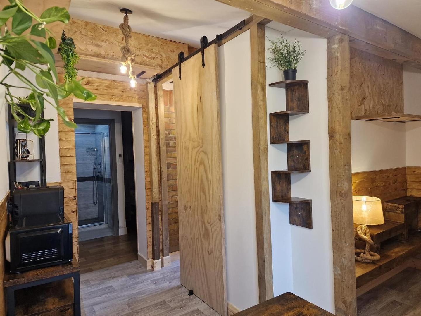 Two-Bedroom Cosy Country Lodge with Private Patio