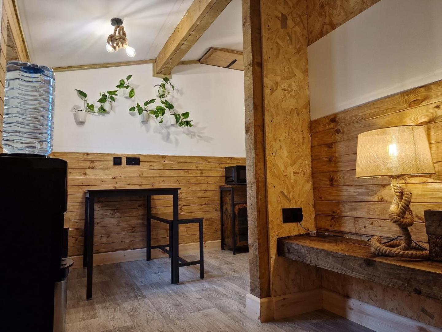 Two-Bedroom Cosy Country Lodge with Private Patio