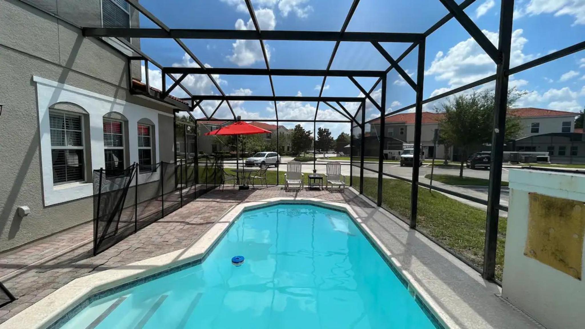 Your Oasis Awaits! Indulge at Florida Hideaways 4BD Pool Home