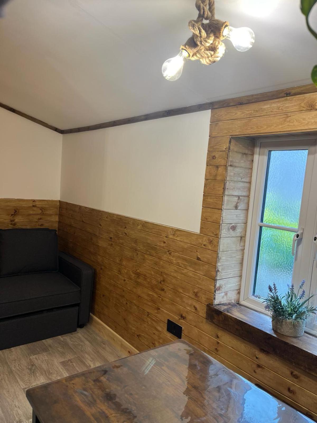 Two-Bedroom Cosy Country Lodge with Private Patio, photo 25