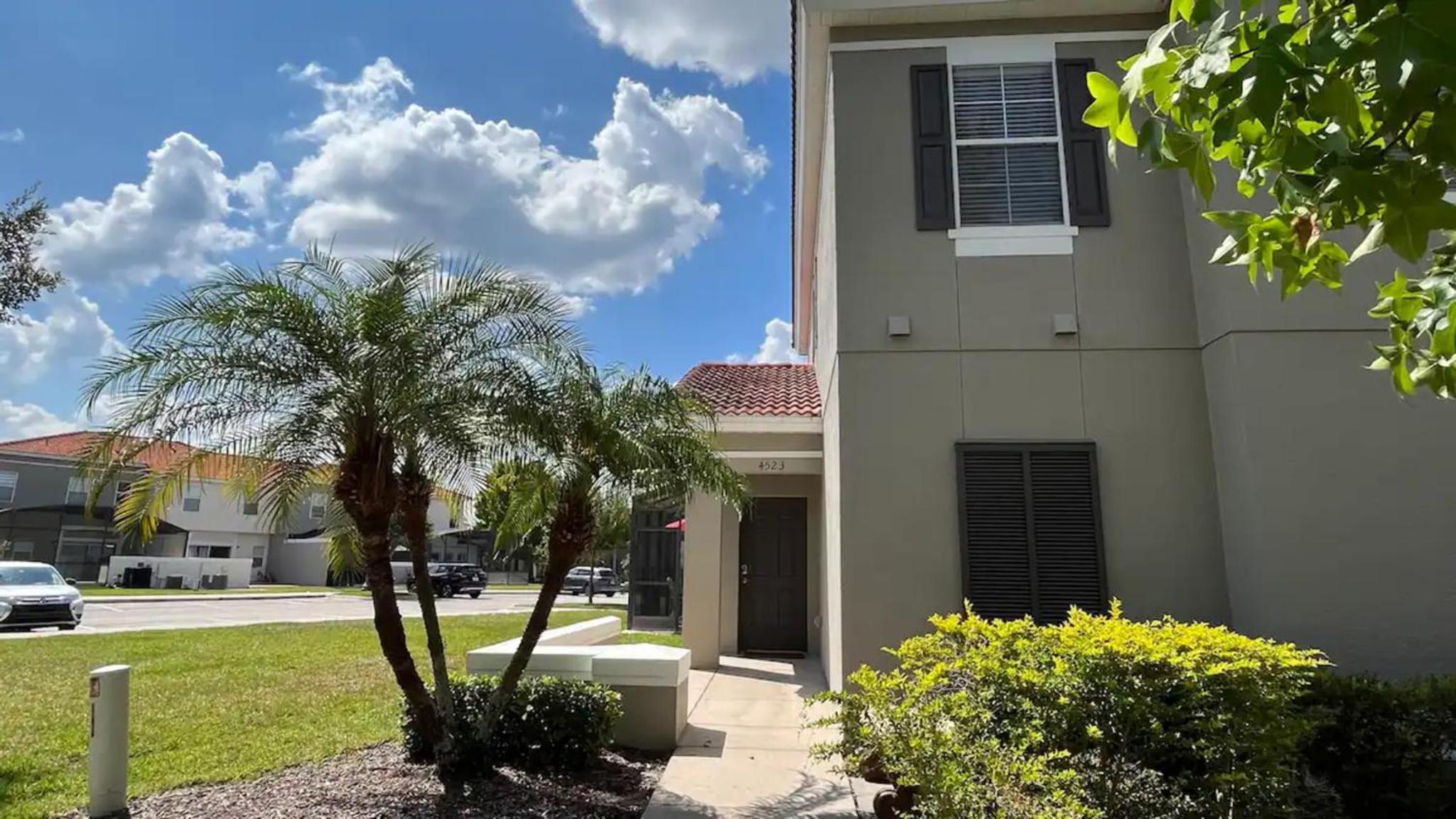 Your Oasis Awaits! Indulge at Florida Hideaways 4BD Pool Home