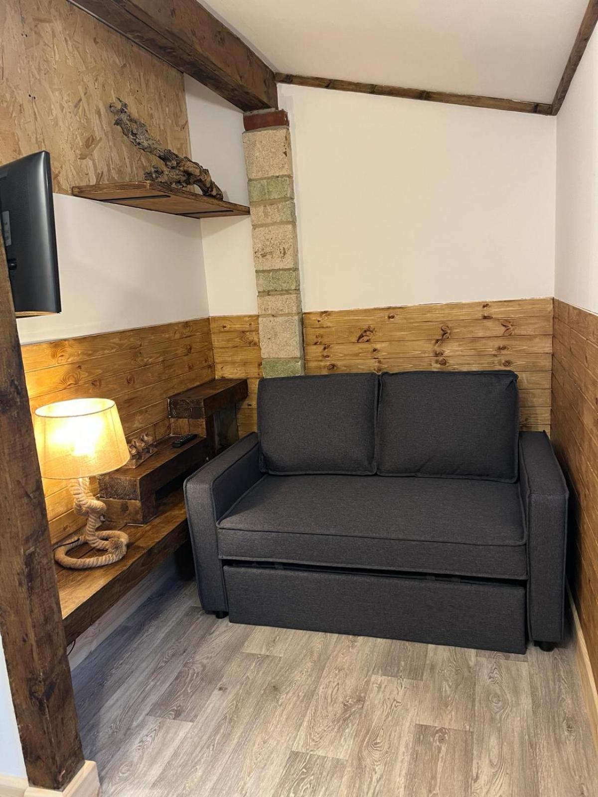 Two-Bedroom Cosy Country Lodge with Private Patio, photo 15