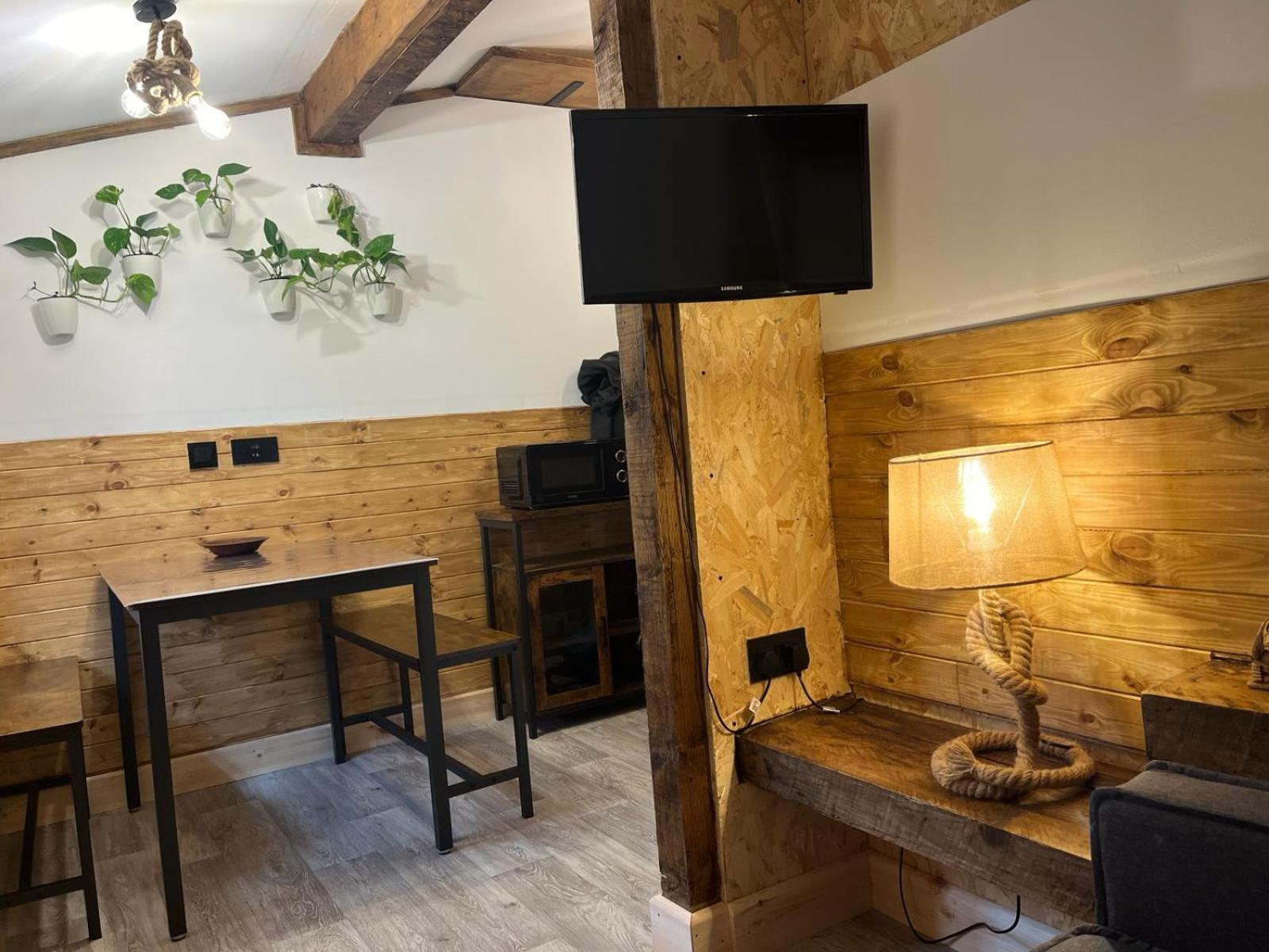 Two-Bedroom Cosy Country Lodge with Private Patio, photo 41