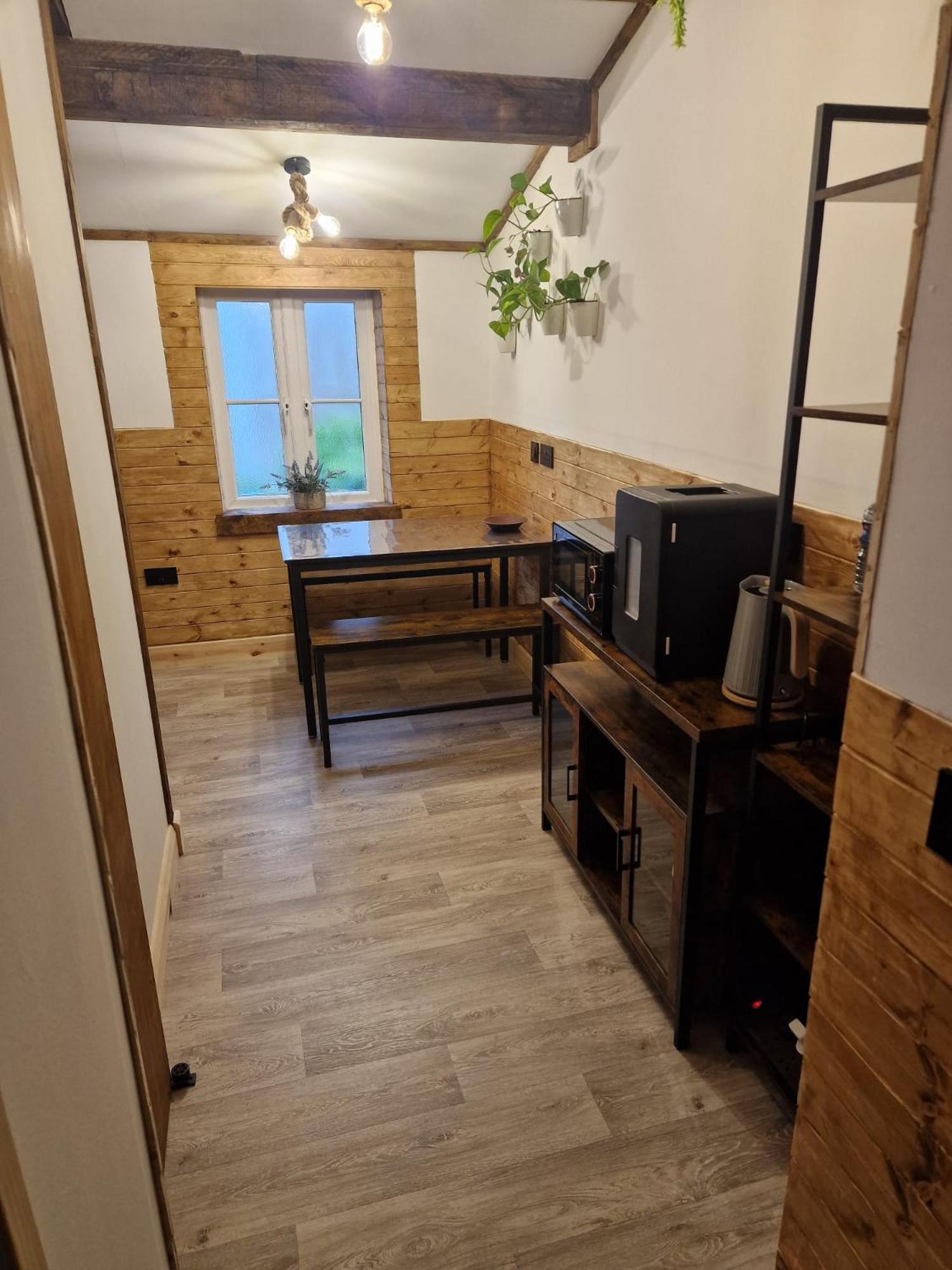 Two-Bedroom Cosy Country Lodge with Private Patio