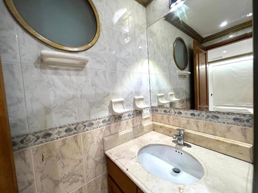 Habitación de lujo con aire acondicionado en condominio privado