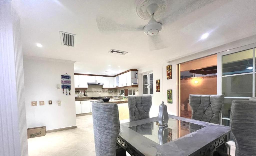 Habitación de lujo con aire acondicionado en condominio privado