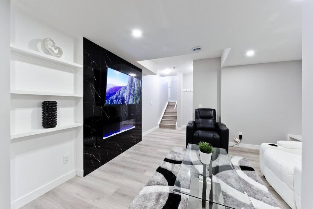 Luxury Serenity Home in NW Calgary, High Speed Internet,, Near Grocery & Airport, free Parking