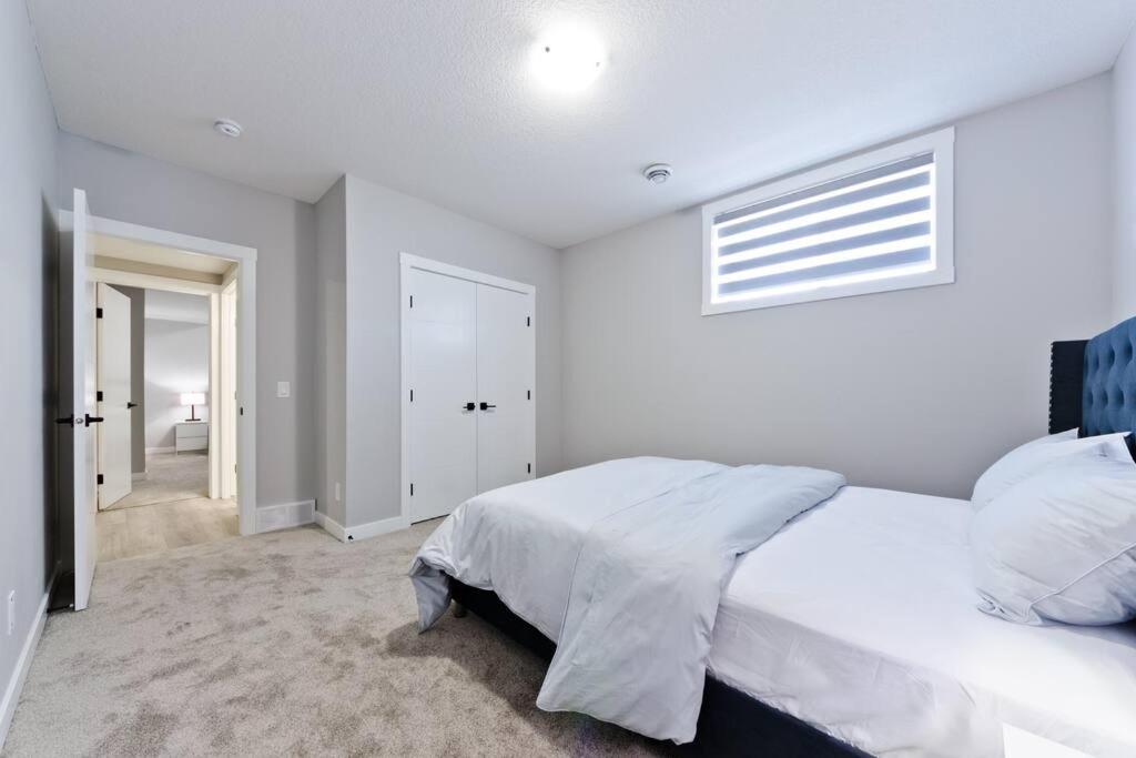Luxury Serenity Home in NW Calgary, High Speed Internet,, Near Grocery & Airport, free Parking