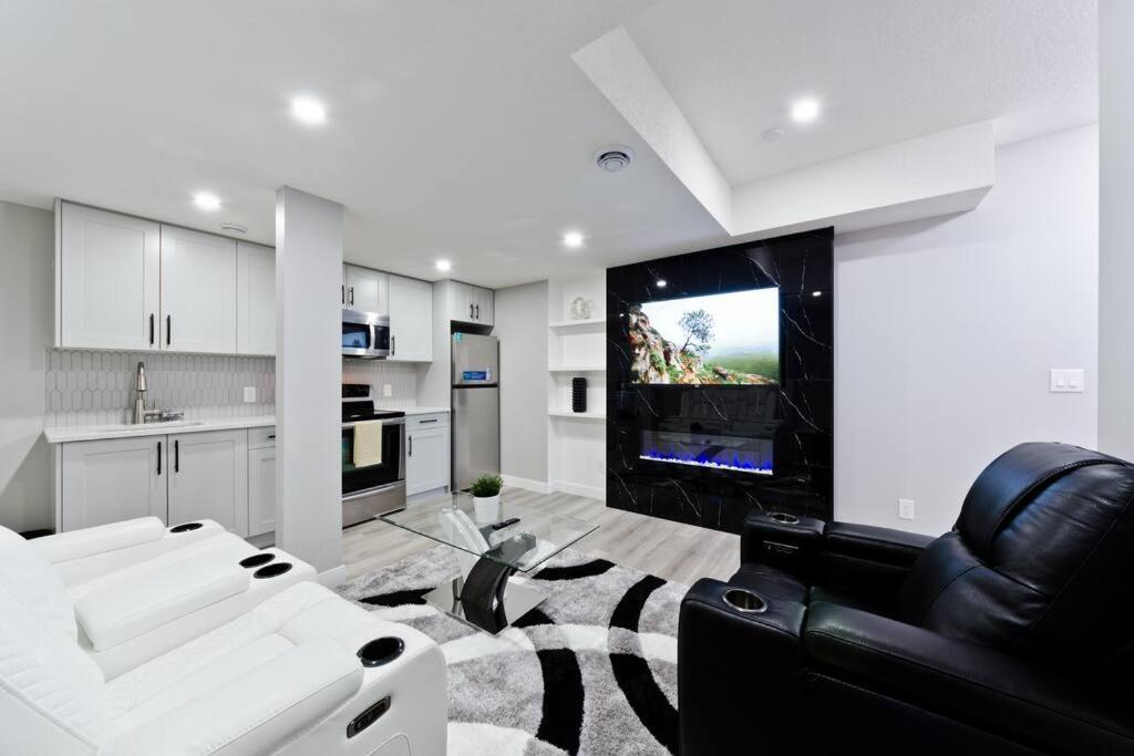 Luxury Serenity Home in NW Calgary, High Speed Internet,, Near Grocery & Airport, free Parking
