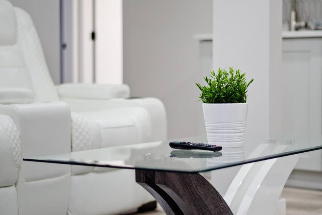 Luxury Serenity Home in NW Calgary, High Speed Internet,, Near Grocery & Airport, free Parking