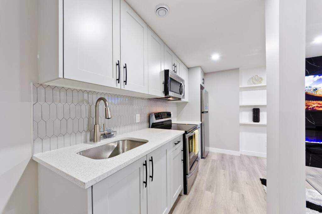 Luxury Serenity Home in NW Calgary, High Speed Internet,, Near Grocery & Airport, free Parking