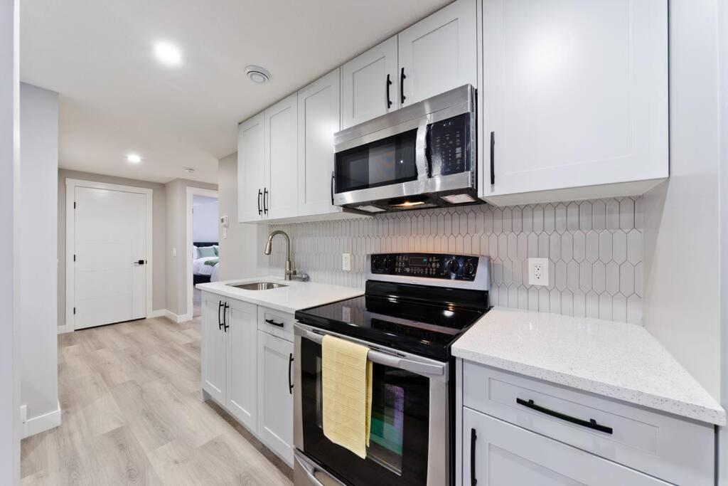 Luxury Serenity Home in NW Calgary, High Speed Internet,, Near Grocery & Airport, free Parking