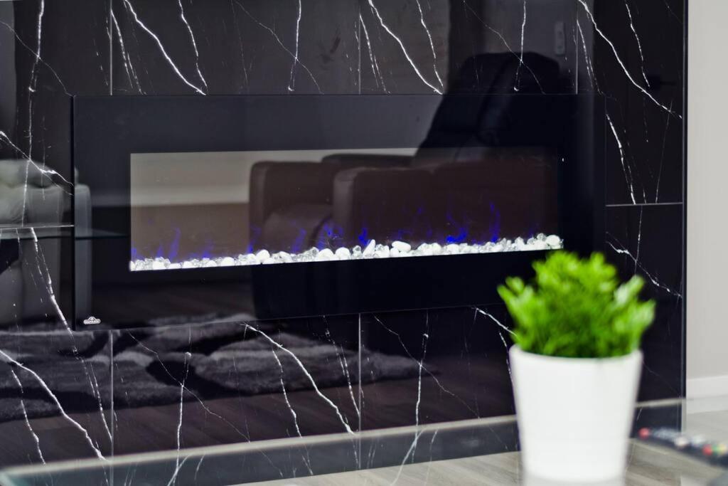 Luxury Serenity Home in NW Calgary, High Speed Internet,, Near Grocery & Airport, free Parking