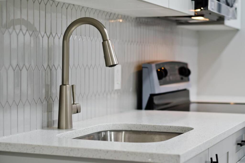 Luxury Serenity Home in NW Calgary, High Speed Internet,, Near Grocery & Airport, free Parking