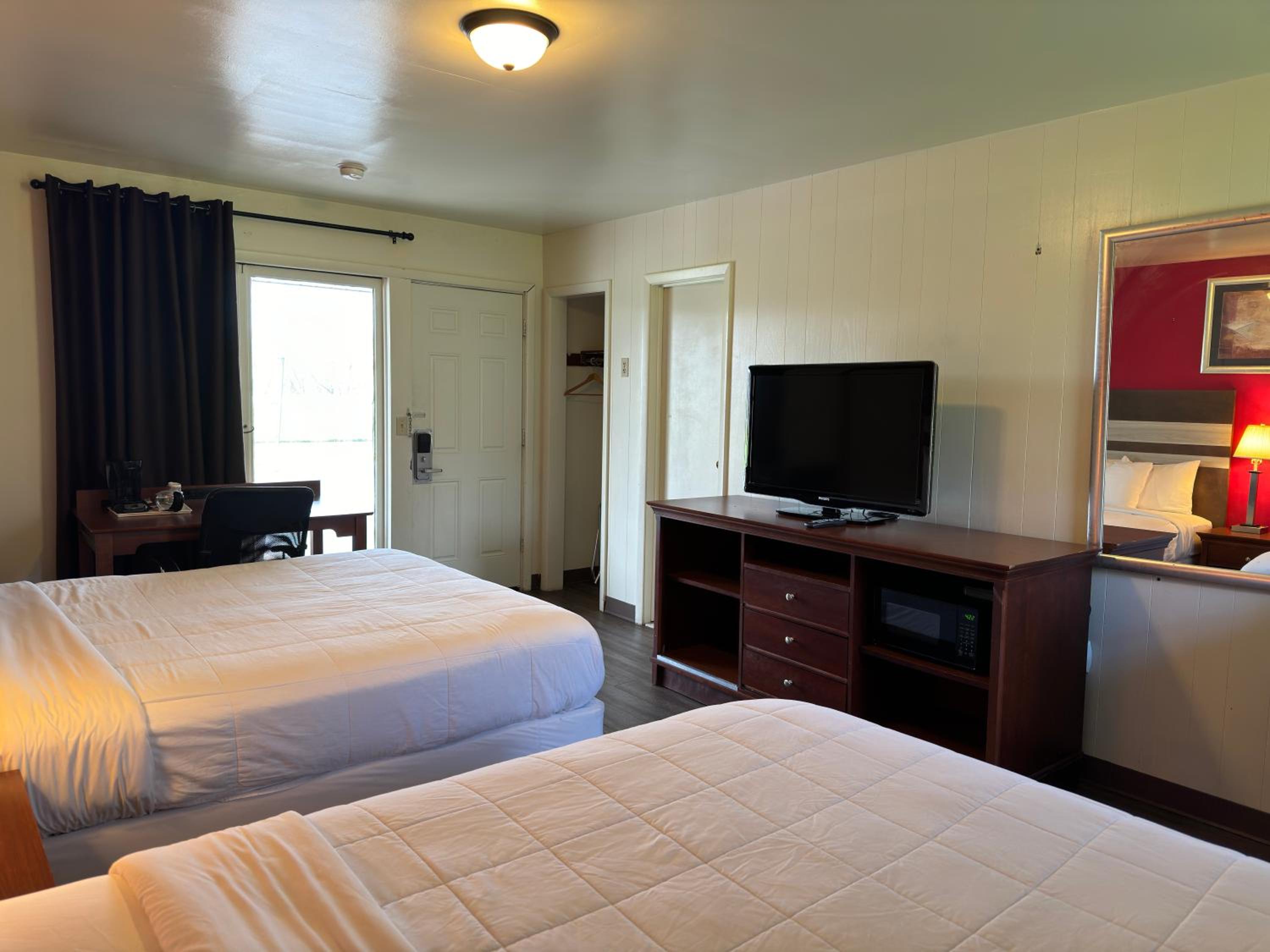 Thruway Holiday Motel