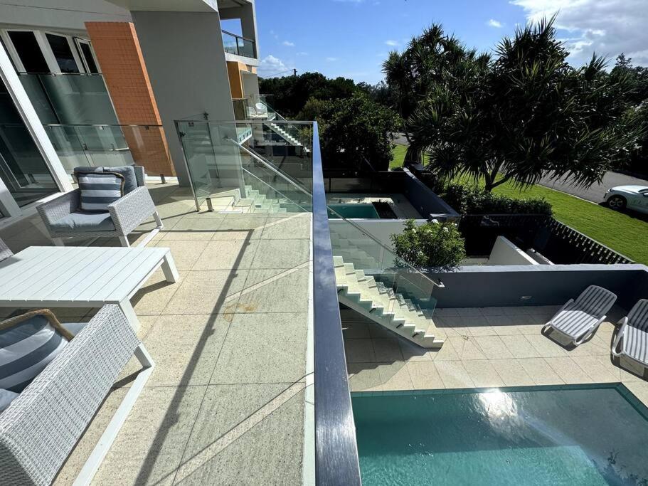 Seaside Luxury: Private Pool and Stunning Views