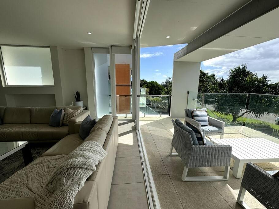 Seaside Luxury: Private Pool and Stunning Views