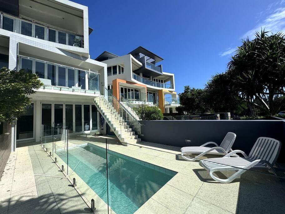 Seaside Luxury: Private Pool and Stunning Views