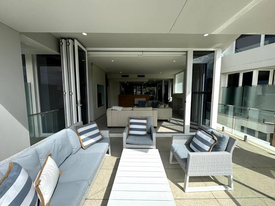 Seaside Luxury: Private Pool and Stunning Views