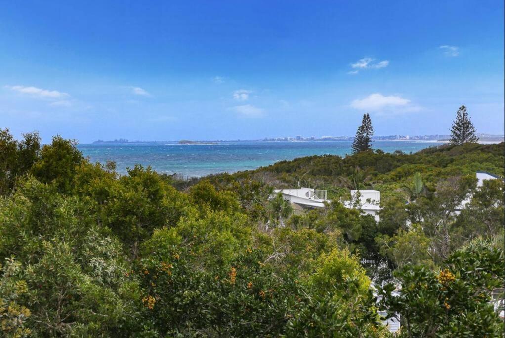 Seaside Luxury: Private Pool and Stunning Views
