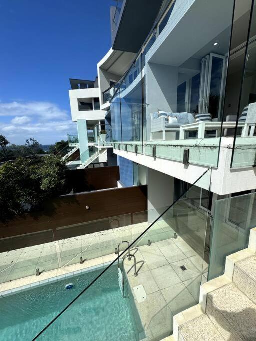 Seaside Luxury: Private Pool and Stunning Views