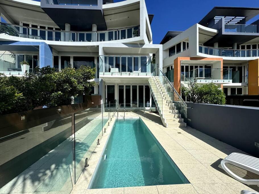 Seaside Luxury: Private Pool and Stunning Views