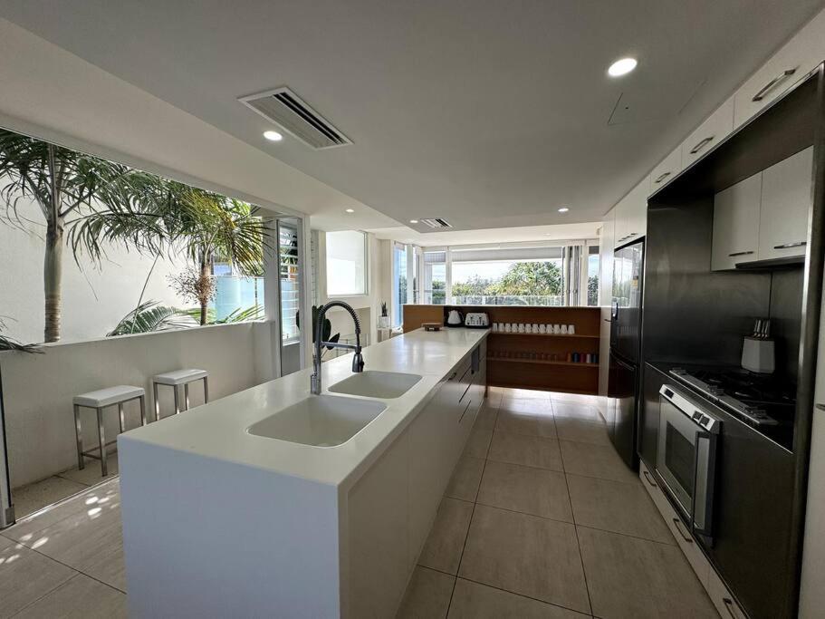 Seaside Luxury: Private Pool and Stunning Views