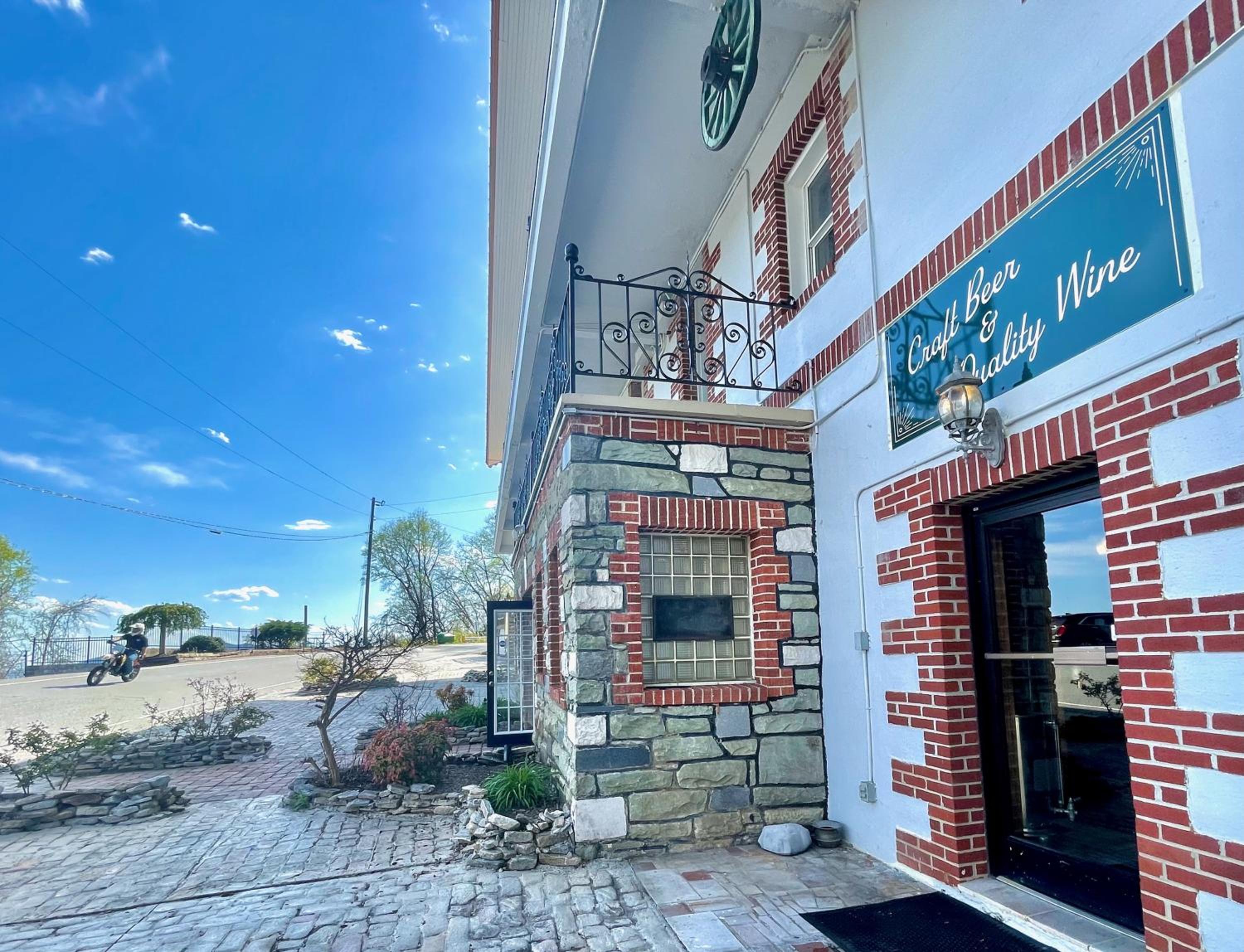 Skyline Village Inn