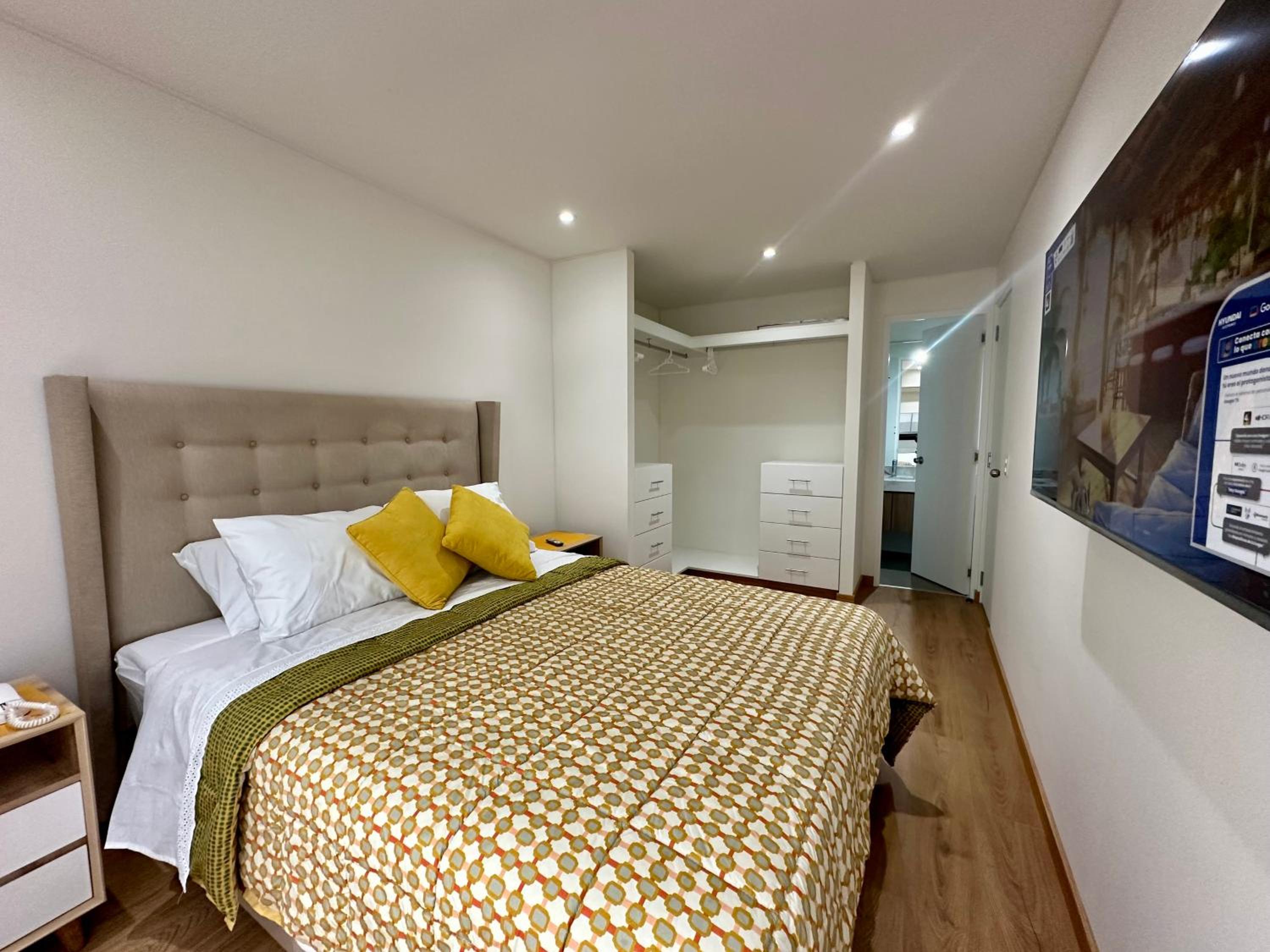 Moderno Departamento de 2 dormitorios a solo 6 min del Parque Kennedy Miraflores view 2