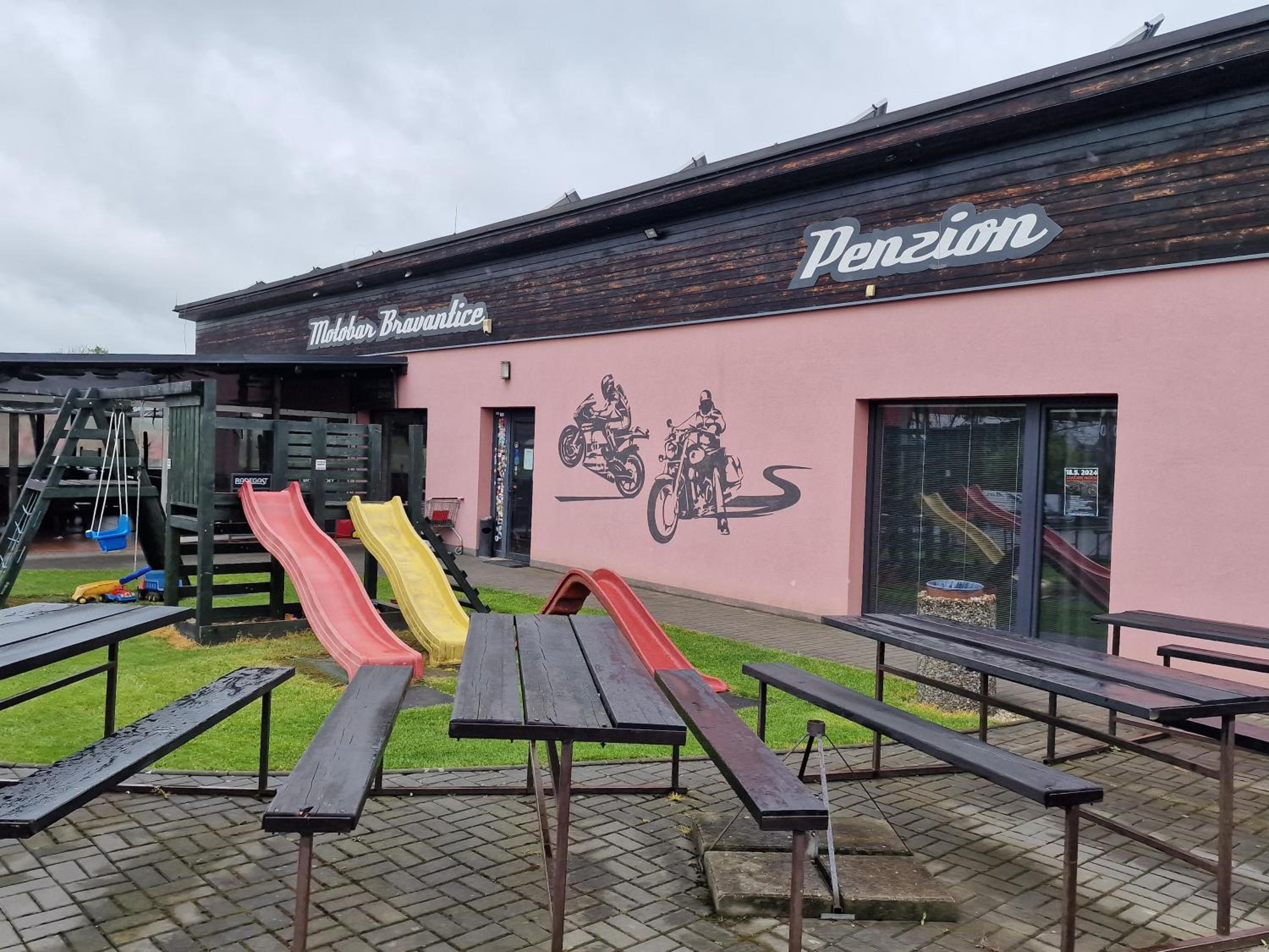 Penzion a Motobar Bravantice