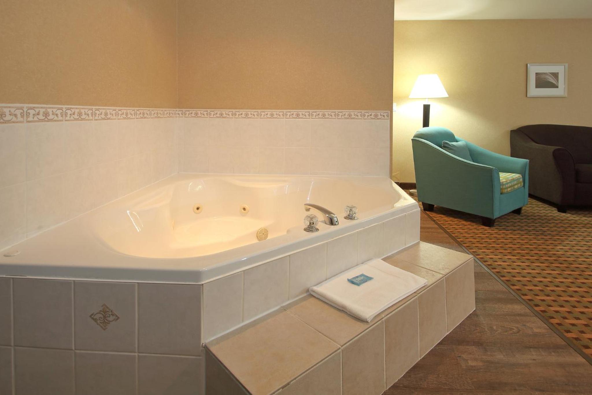 Vernon Vacations - Holiday Inn Express Hotel  Suites Vernon, an IHG Hotel - Property Image 7