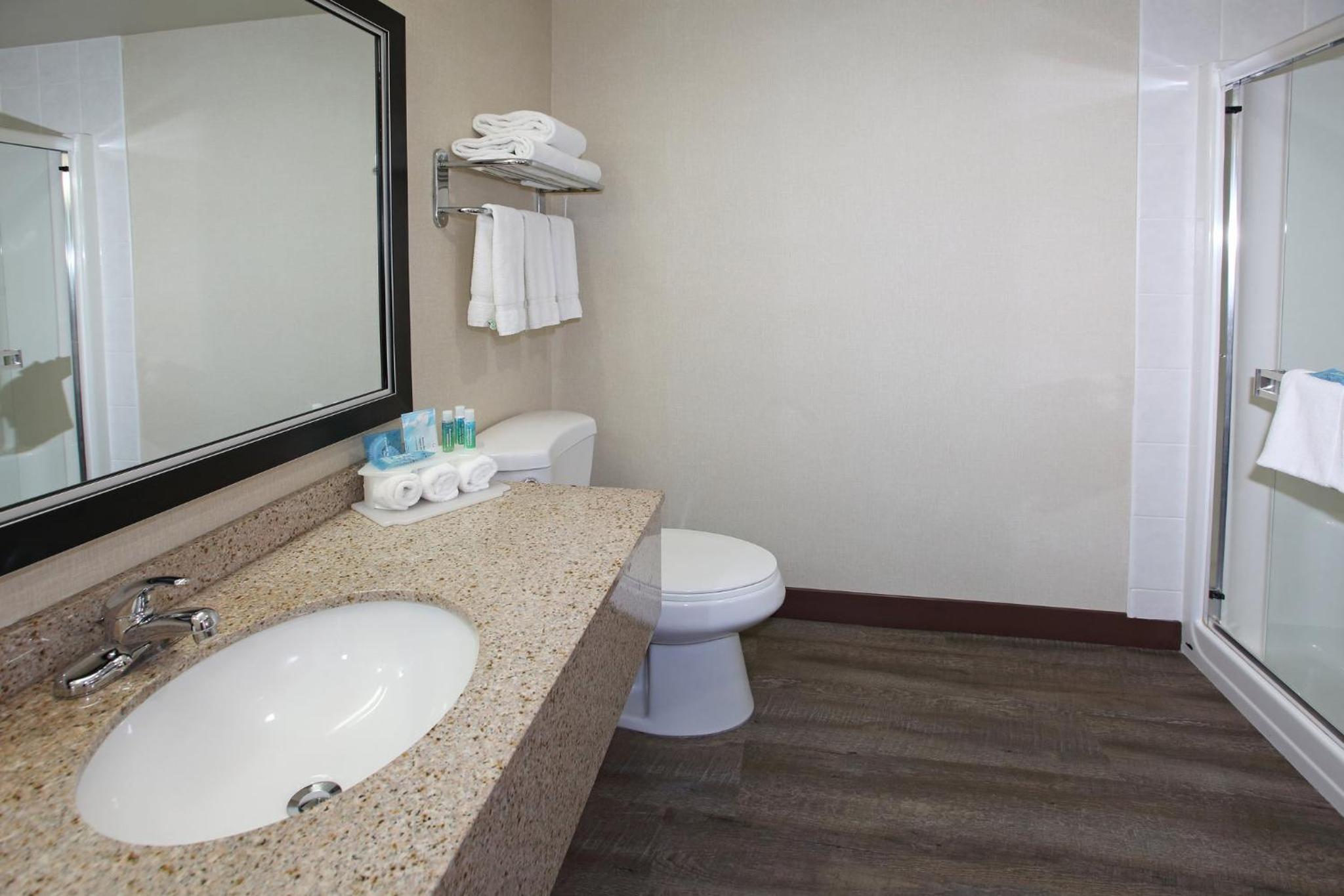 Vernon Vacations - Holiday Inn Express Hotel  Suites Vernon, an IHG Hotel - Property Image 54