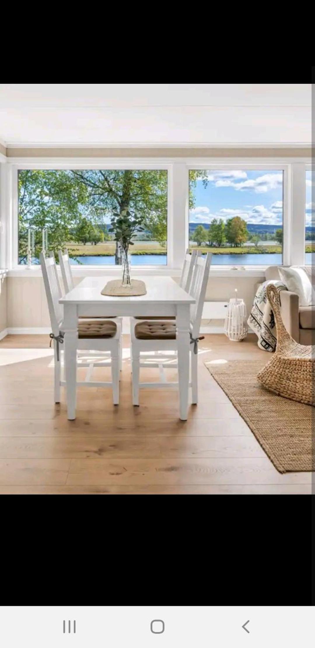 Hytte ved elv