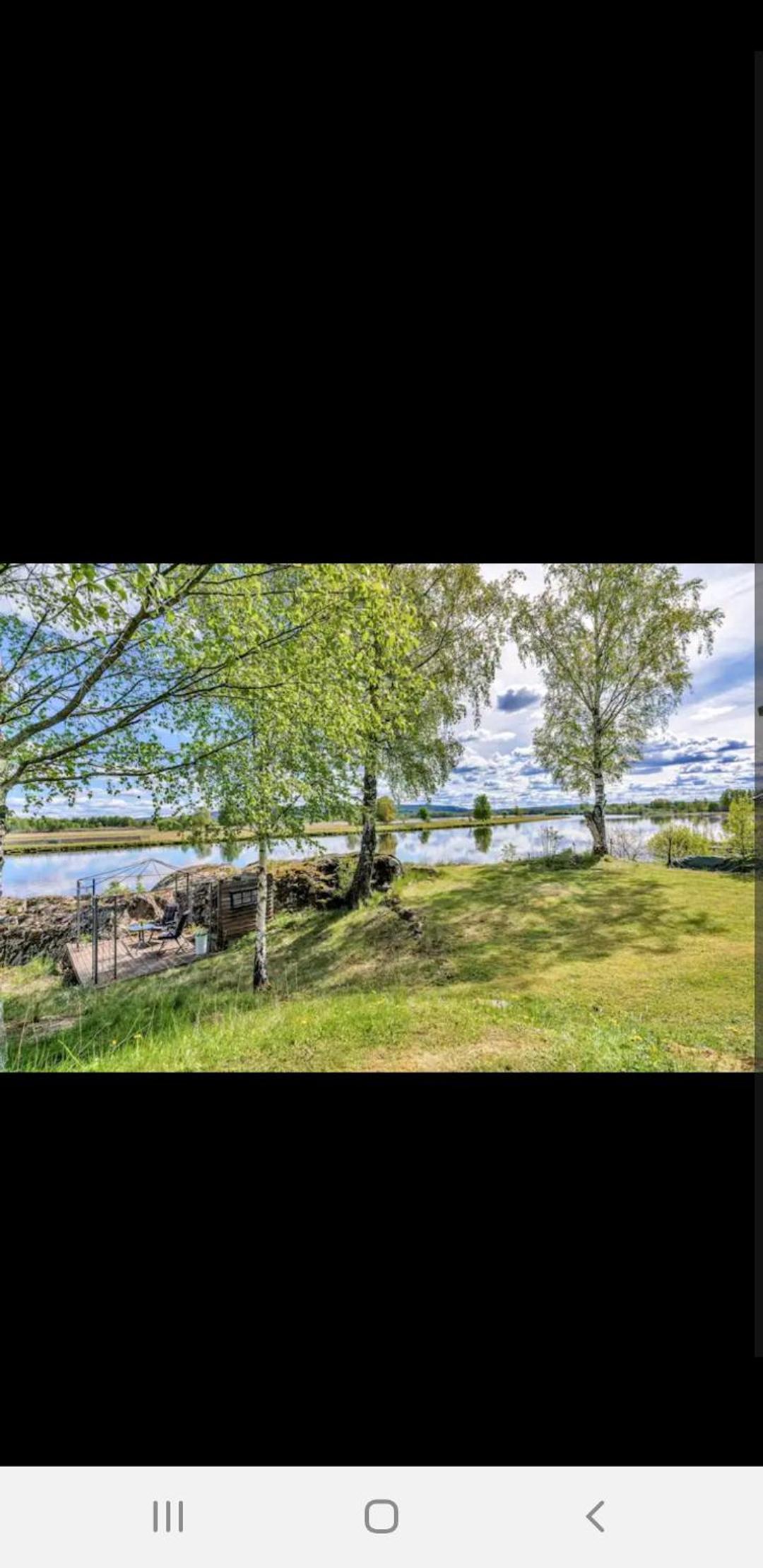 Hytte ved elv