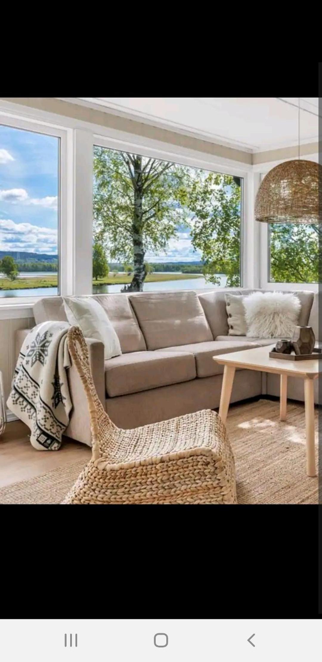 Hytte ved elv