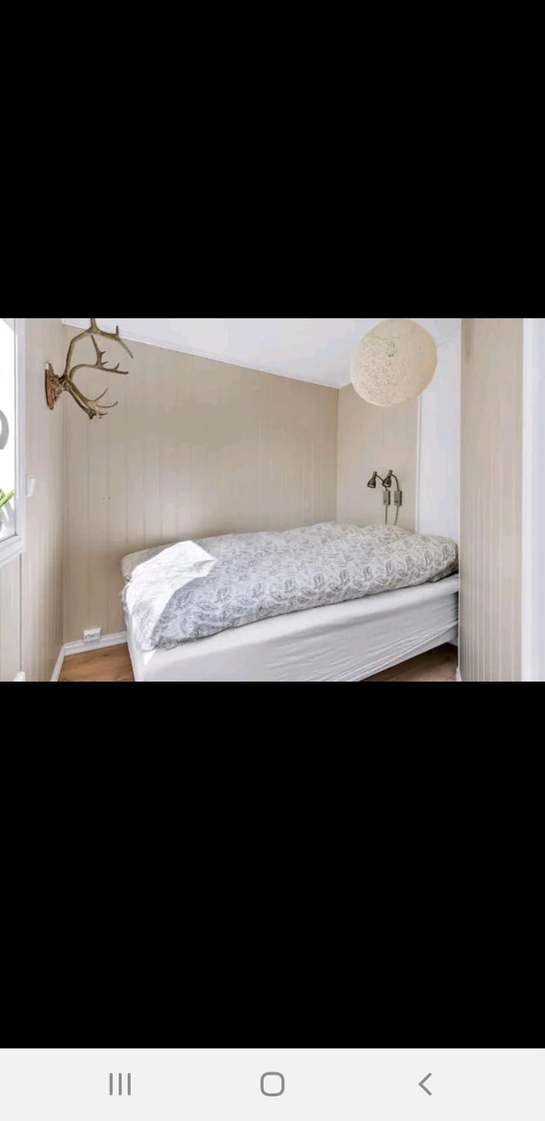 Hytte ved elv