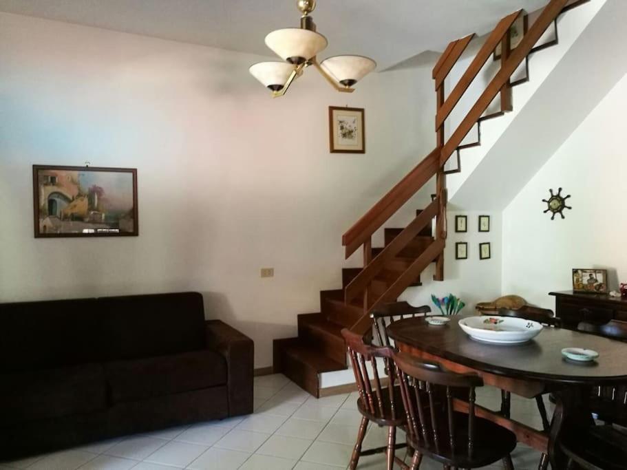 Villa c/Piscina 100mt dal mare Roma G