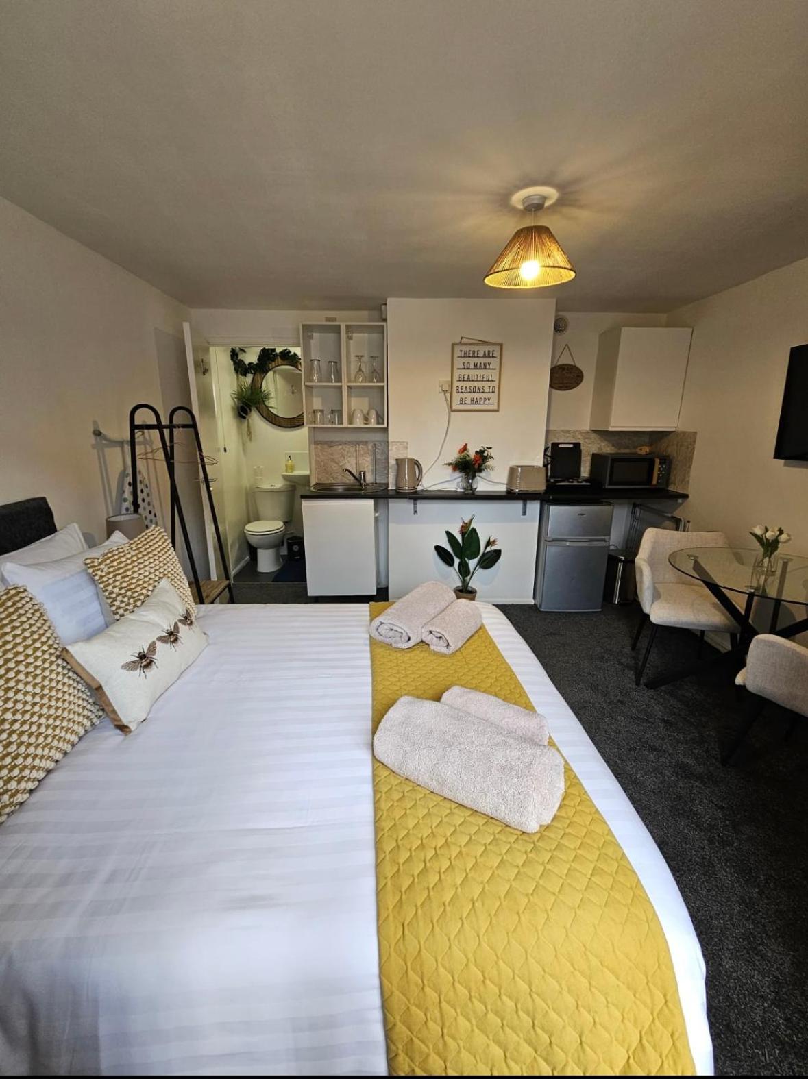 Stevenage Vacations - Stylish Studio Stevenage - Property Image 11