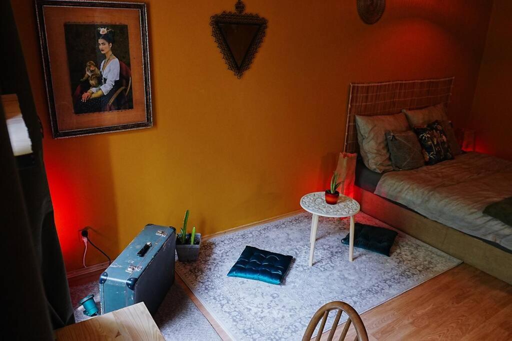 Sahara studio with shared bathroom in city centre view 3